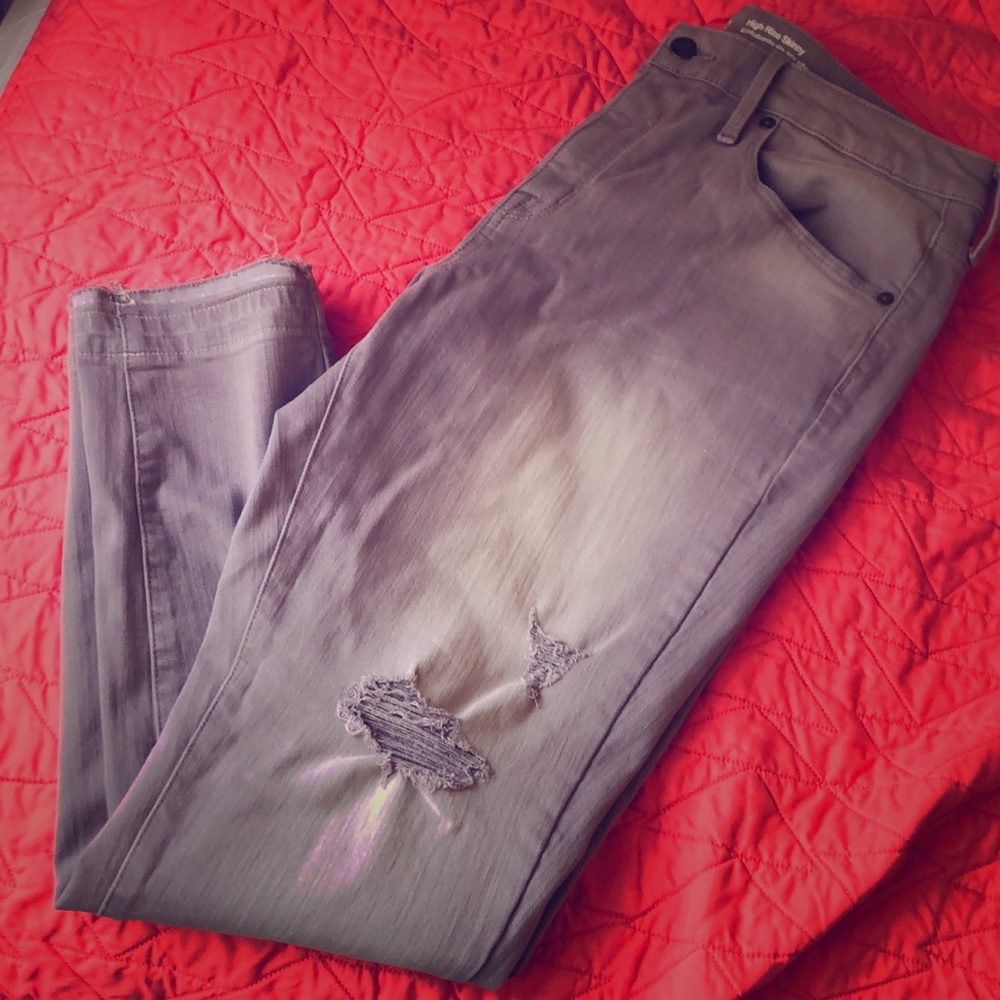 High waist mauve jeans with ripped knee details